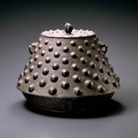 Bouilloire, début du XXe siècle. Fonte de fer et motif de grêlons. © Nihon Mingeikan, Tokyo.